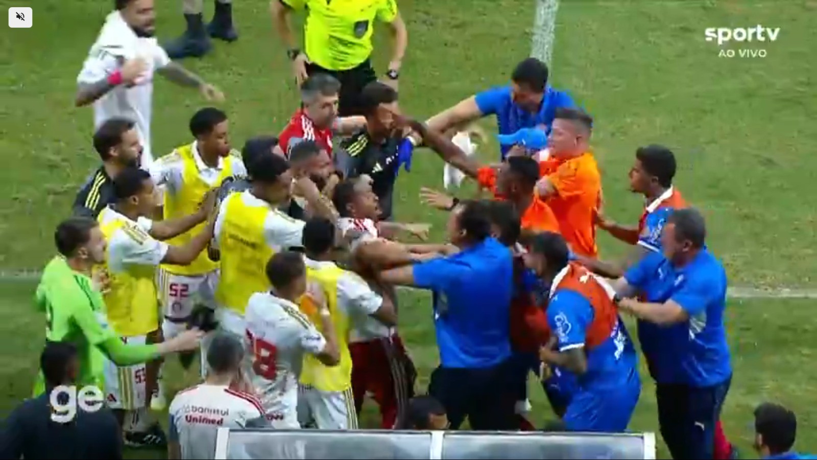Everaldo, atacante do Bahia, durante jogo contra o Internacional
