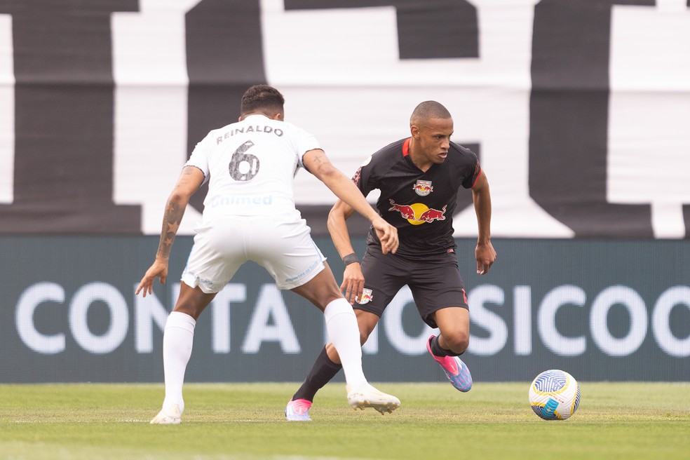 Jhon Jhon e Reinaldo, Grêmio e Bragantino — Foto: Diogo Reis/AGIF