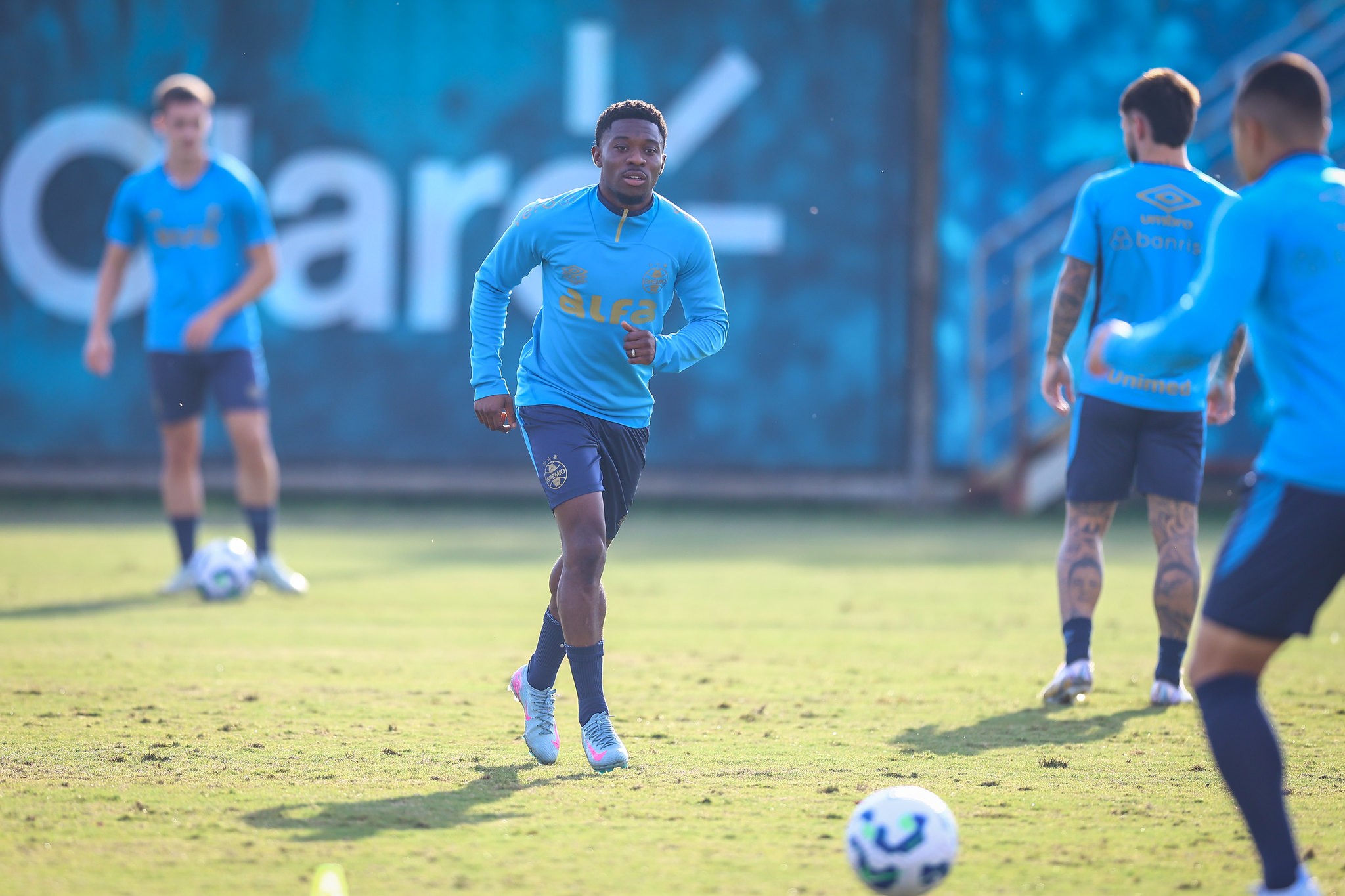Grêmio atualiza situação de Braithwaite e Amuzu em reapresentação profissional.