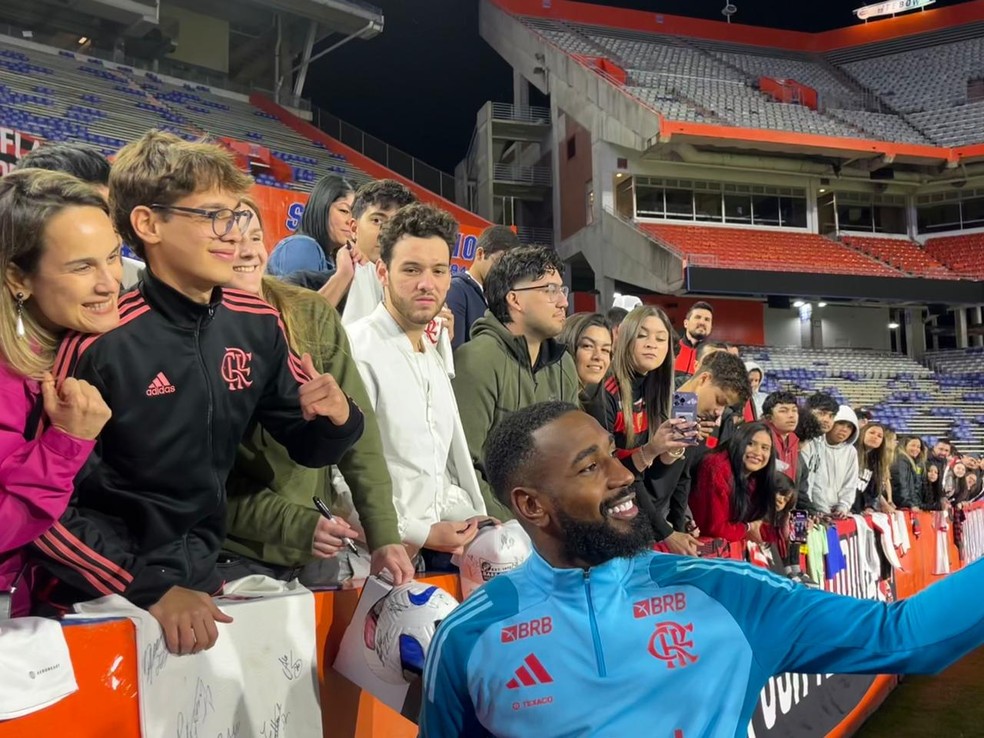 Gerson bate fotos com torcedores do Flamengo nos EUA — Foto: Emanuelle Ribeiro