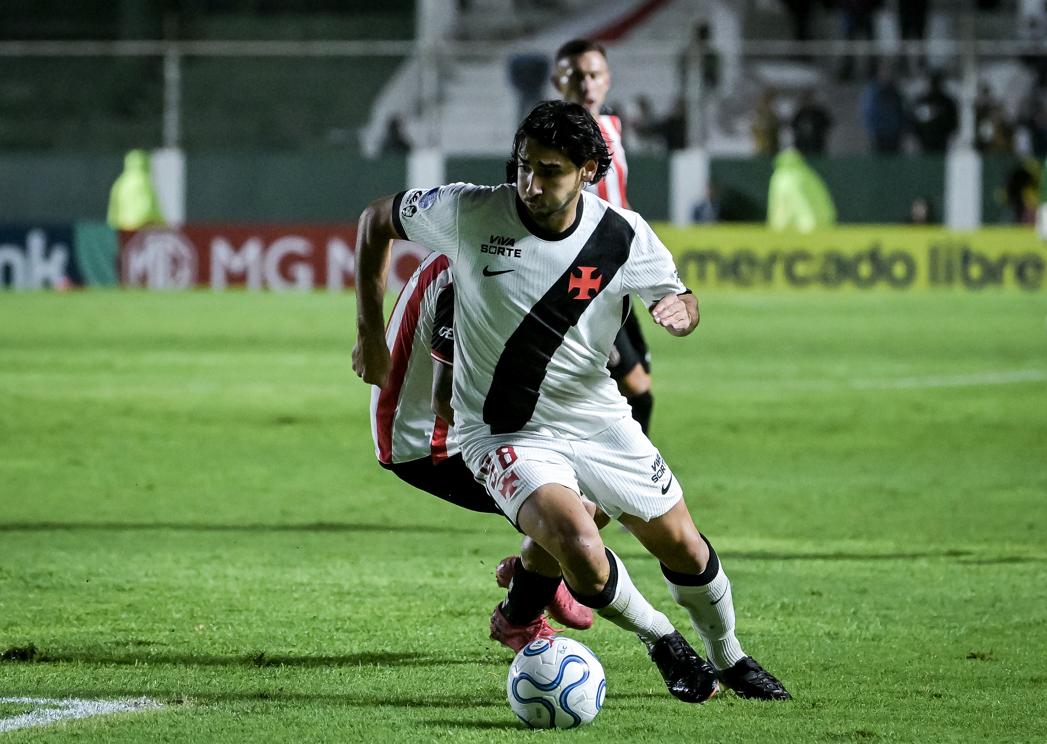Vasco renova o contrato do volante JP até o final de 2028 | Ge