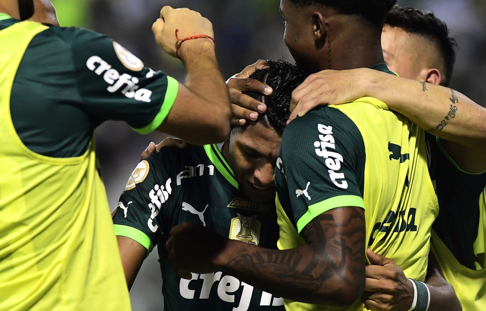 Rony marca, se emociona no gramado e é abraçado pelos seus companheiros de equipe — Foto: Marcos Ribolli