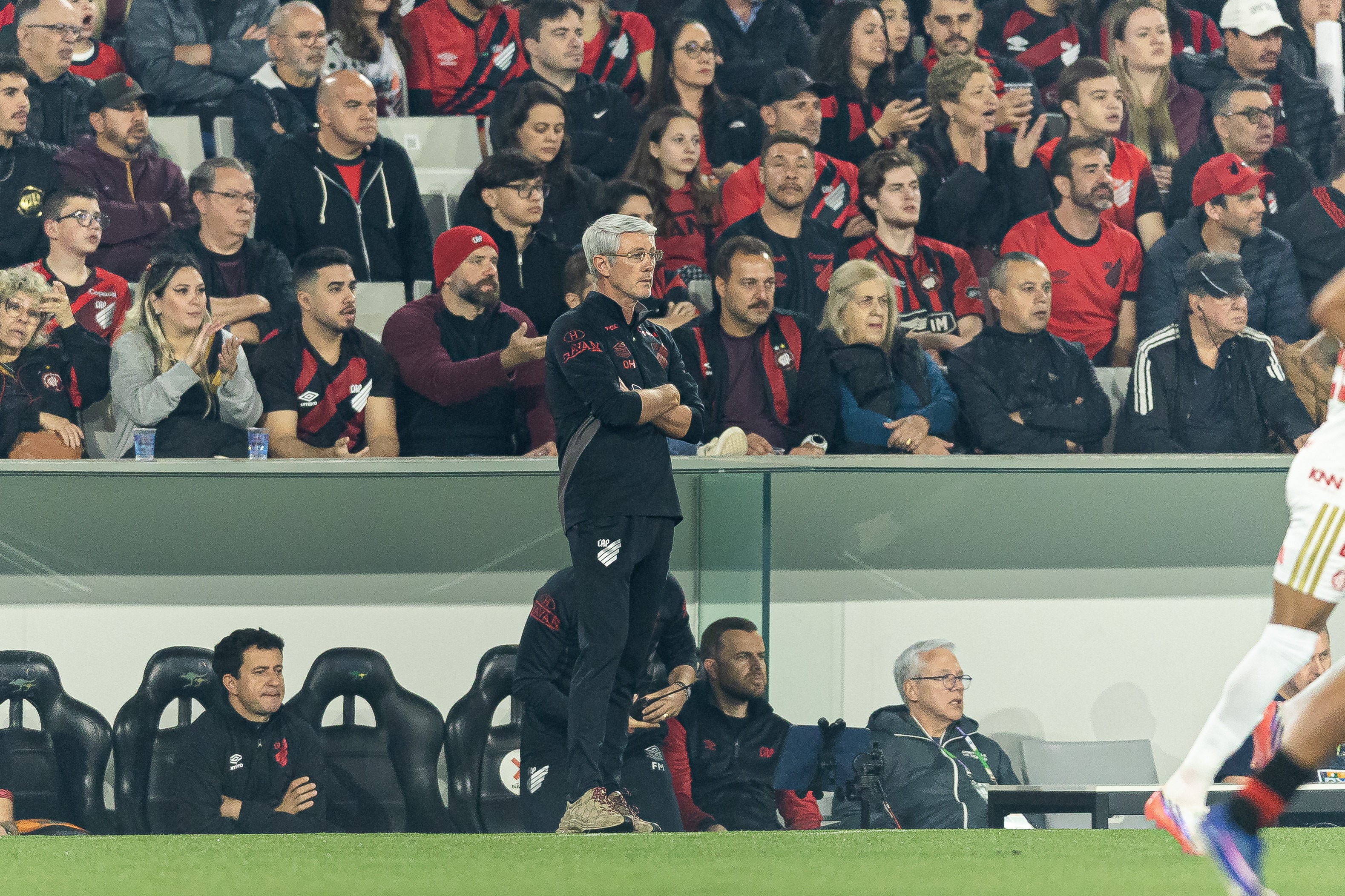 Odair Hellmann explica evolução do Athletico e acredita em disputa com Palmeiras e Flamengo