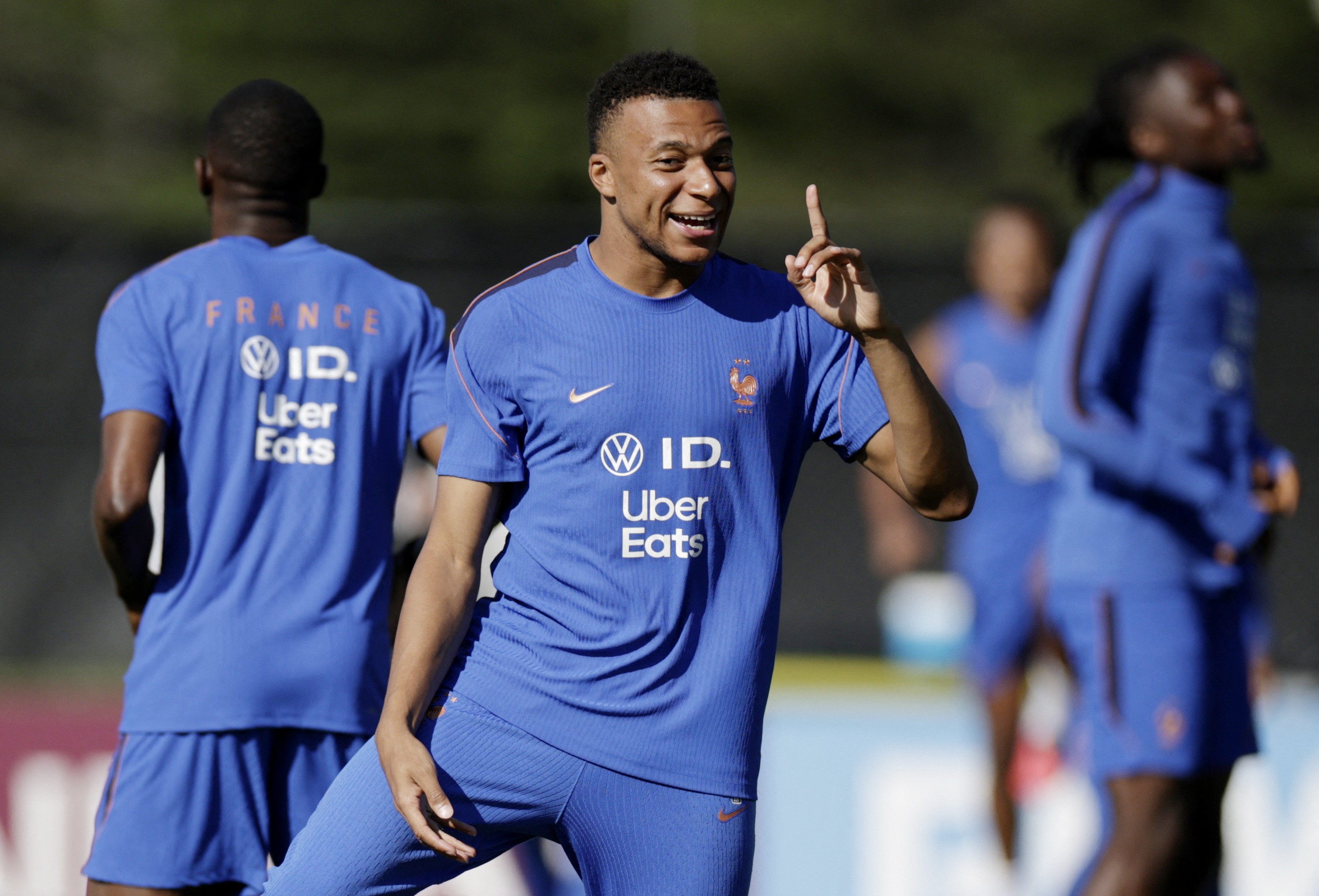 Mbappé fala de disputa com Messi por artilharia em Copas e elogia craque: "Ele é o melhor do mundo"