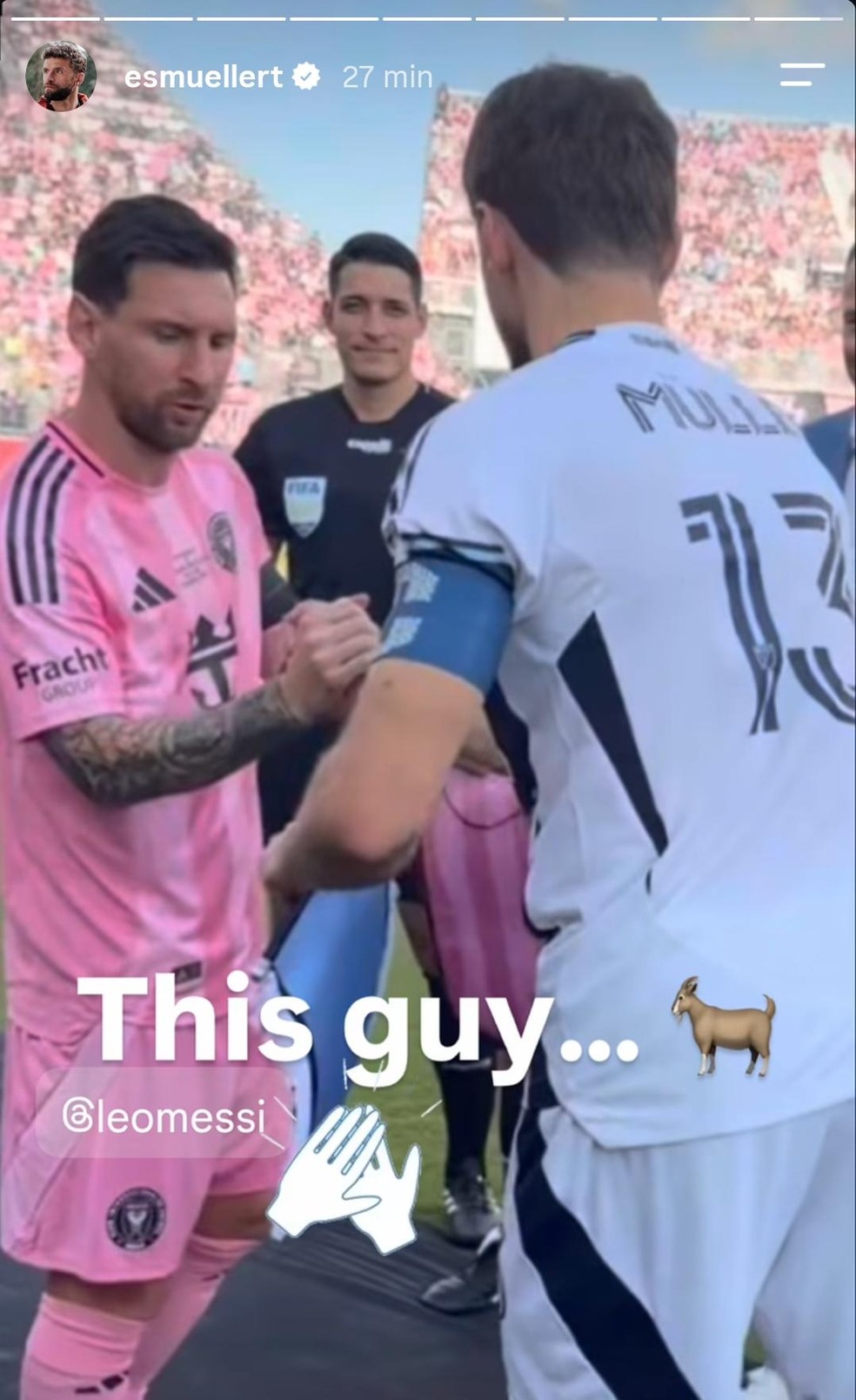 Müller reverenciando hat-trick de Messi