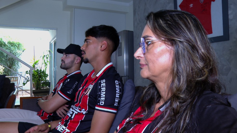 Dona Ju com os filhos Gustavo e Guilherme Madruga, volante do Botafogo-SP — Foto: Fábio Júnior/EPTV