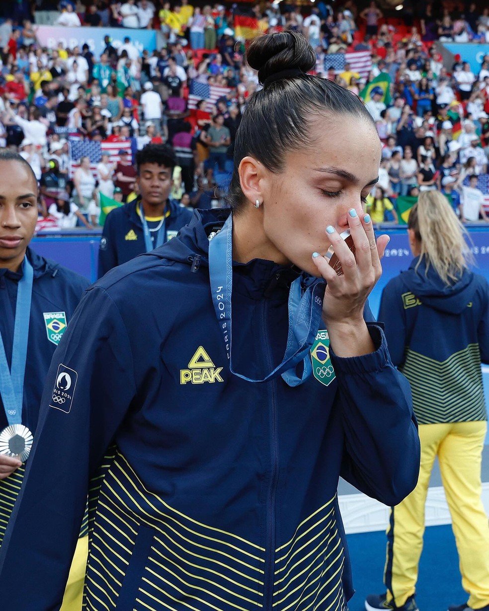 Gabi Portilho beija a medalha de prata conquistada em Paris — Foto: Rafael Ribeiro/CBF
