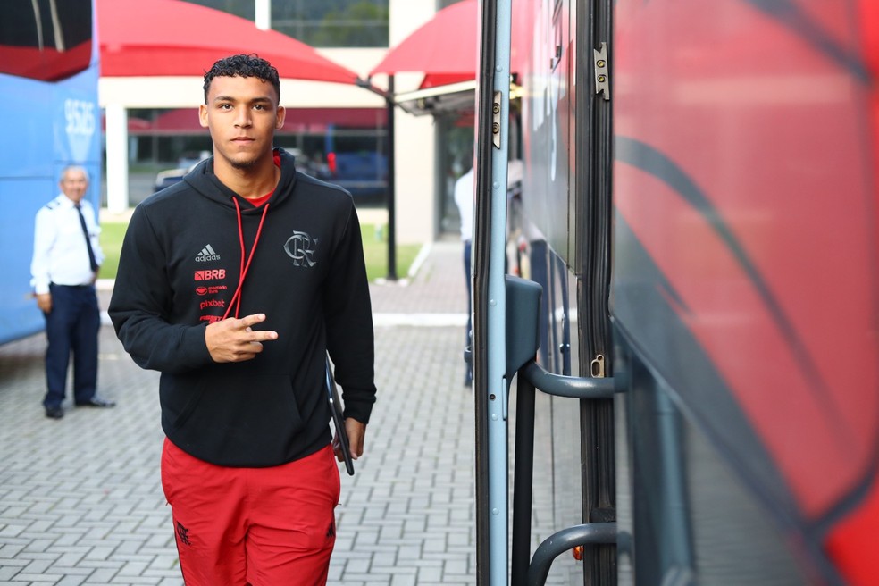 Victor Hugo entrando no ônibus do Flamengo — Foto: Gilvan de Souza / CRF
