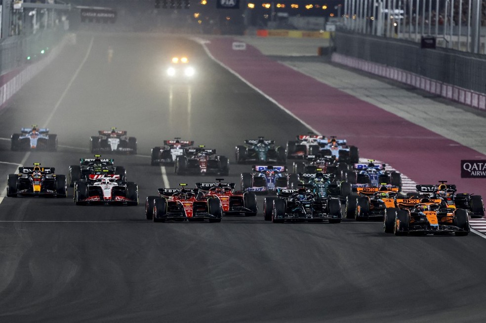 Largada da corrida sprint do GP do Catar de F1 2023 — Foto: KARIM JAAFAR / AFP
