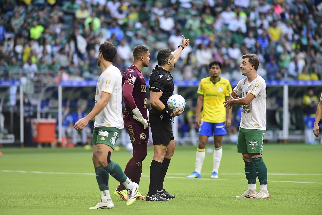 Chapecoense tem gol anulado e pênalti perdido nos acréscimos contra o Palmeiras; veja vídeos