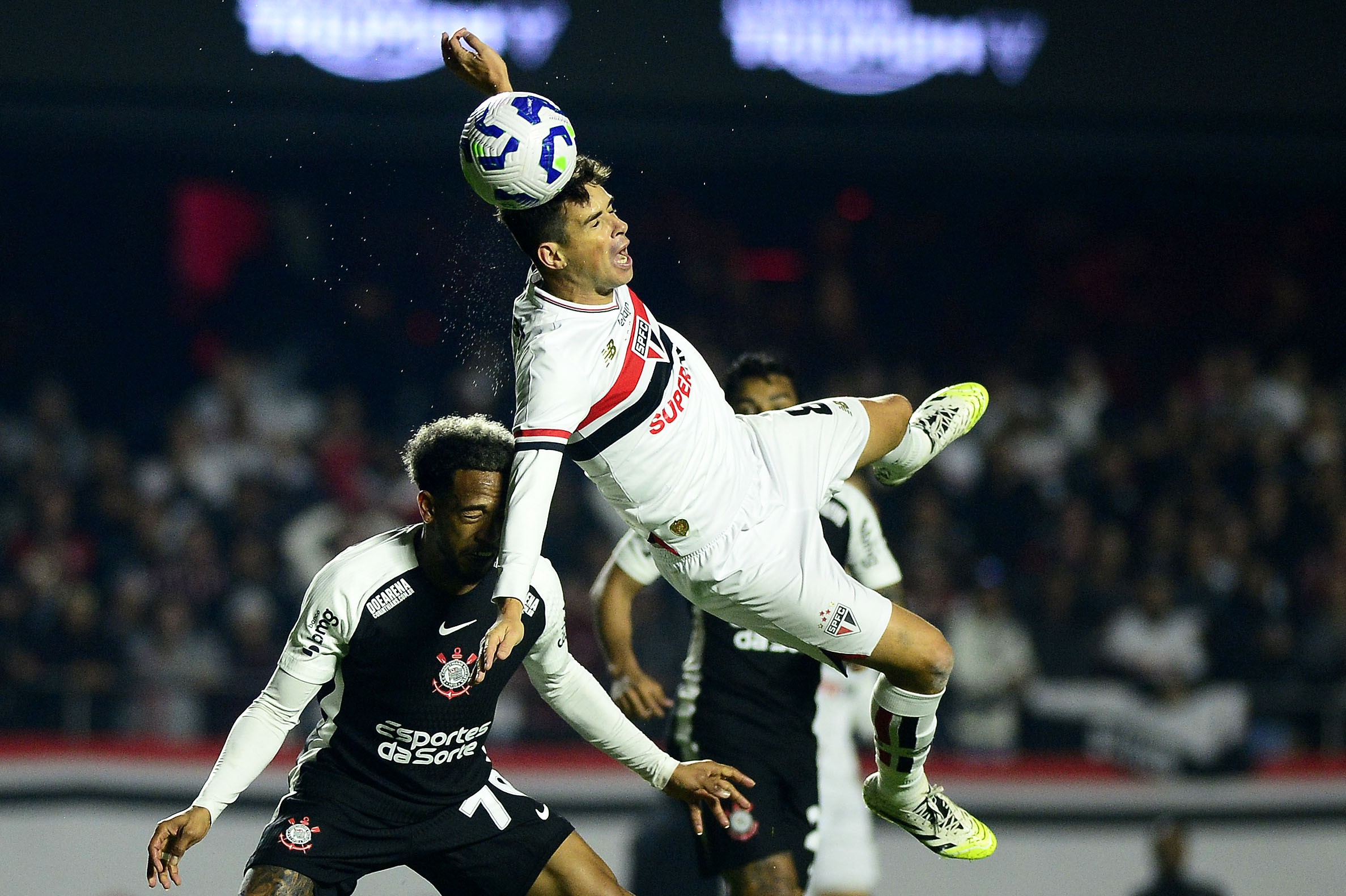 PREOCUPAÇÃO! Oscar sai devido a lesão nas costas após queda no clássico São Paulo x Corinthians