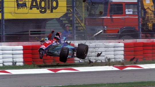 Adeus a Senna, 30 anos: acidente grave de Rubinho causa apreensão - Foto: (Anton Want/Allsport)