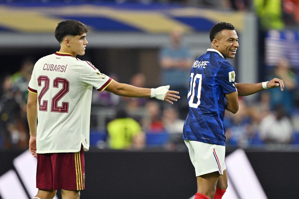 Pau Cubarsí marca Mbappé na semifinal da Copa do Mundo entre Espanha e França — Foto: Reuters/Jerome Miron
