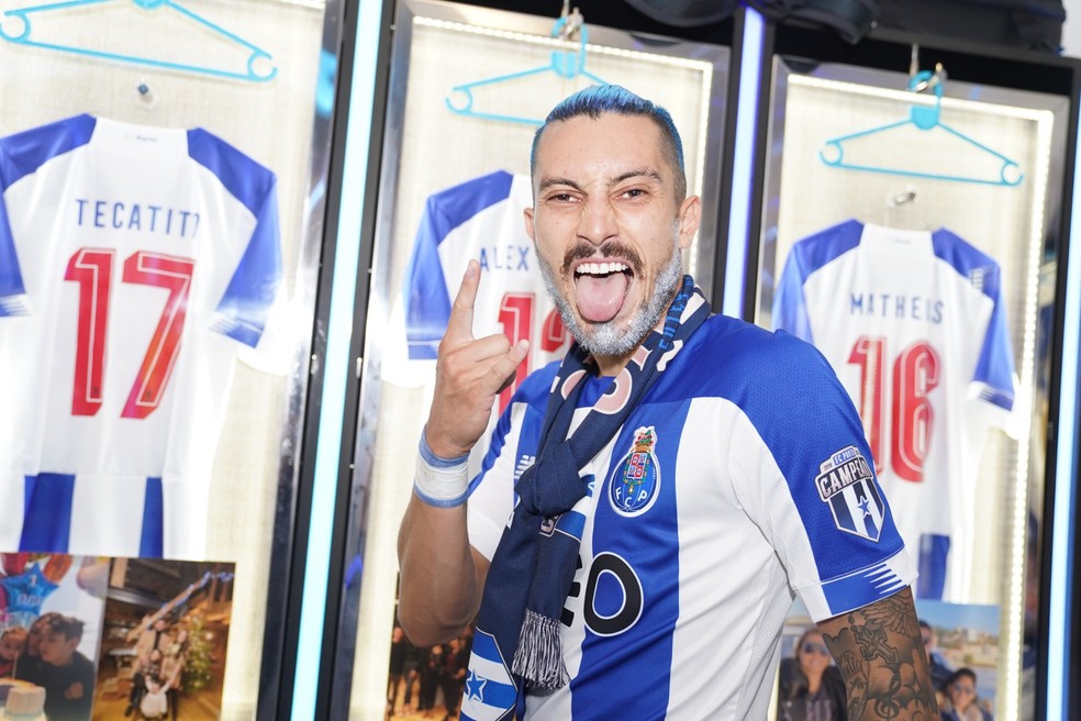 Alex Telles, com o cabelo pintado de azul, e a barba pintada de branca para comemorar o título do Porto — Foto: Divulgação/Porto