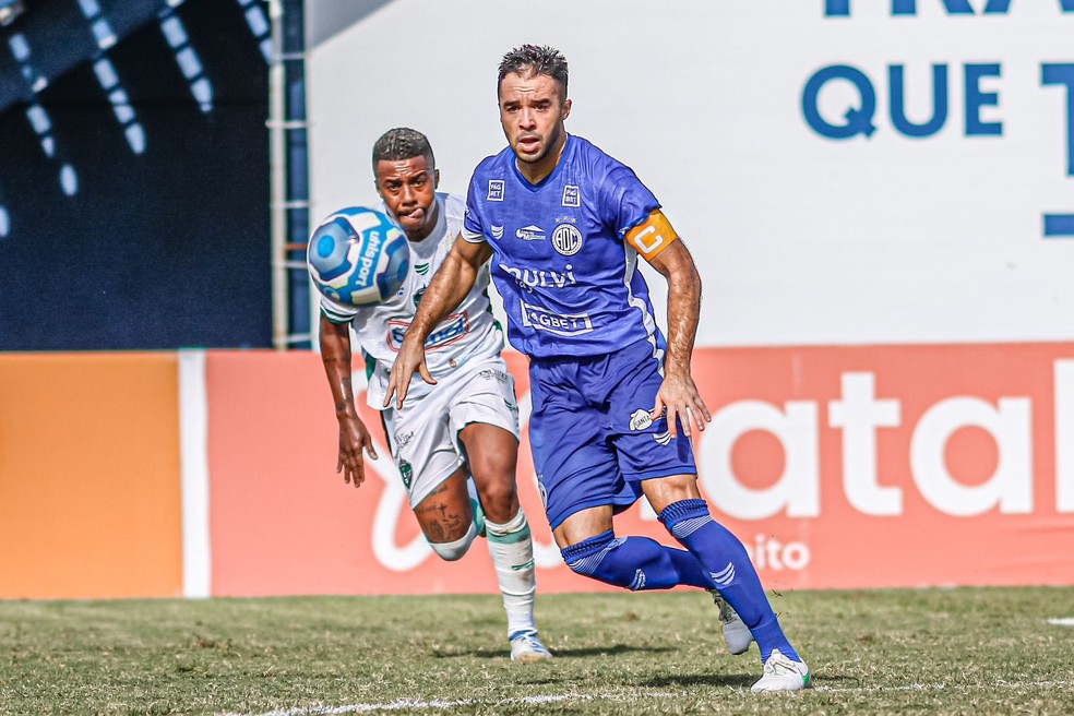 Lenon em campo pelo Confiança — Foto: João Vitor Normando