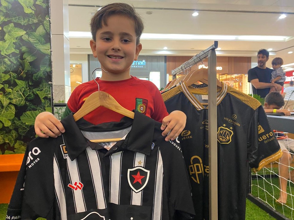 Torcedor com a camisa do Botafogo-PB � Foto: Divulga��o/Rede Para�ba