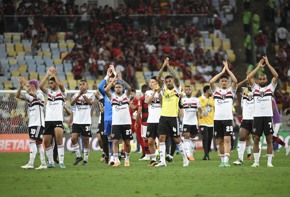 Time do São Paulo comemora após vitória por 1 a 0 diante do Flamengo, pelo jogo de ida da final da Copa do Brasil — Foto: André Durão