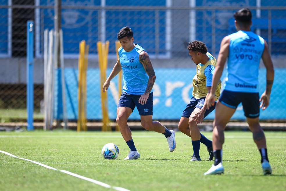 Cristaldo e Luiz Eduardo em treino do Grêmio no CT Luiz Carvalho — Foto: Lucas Uebel/Grêmio FBPA