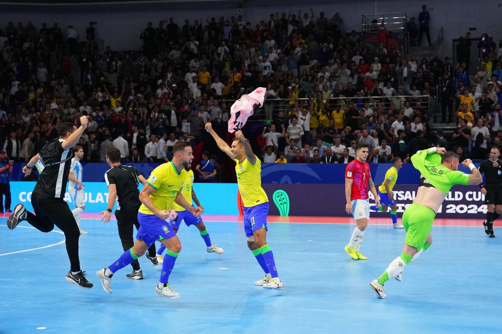 Brasil comemora o hexa na Copa do Mundo de Futsal  — Foto: Getty Images