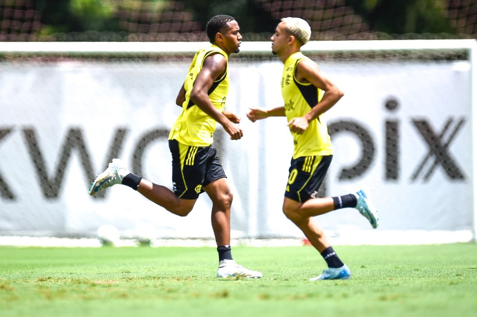 Lorran em atividade pelo Flamengo no treino deste domingo — Foto: Marcelo Cortes/Flamengo
