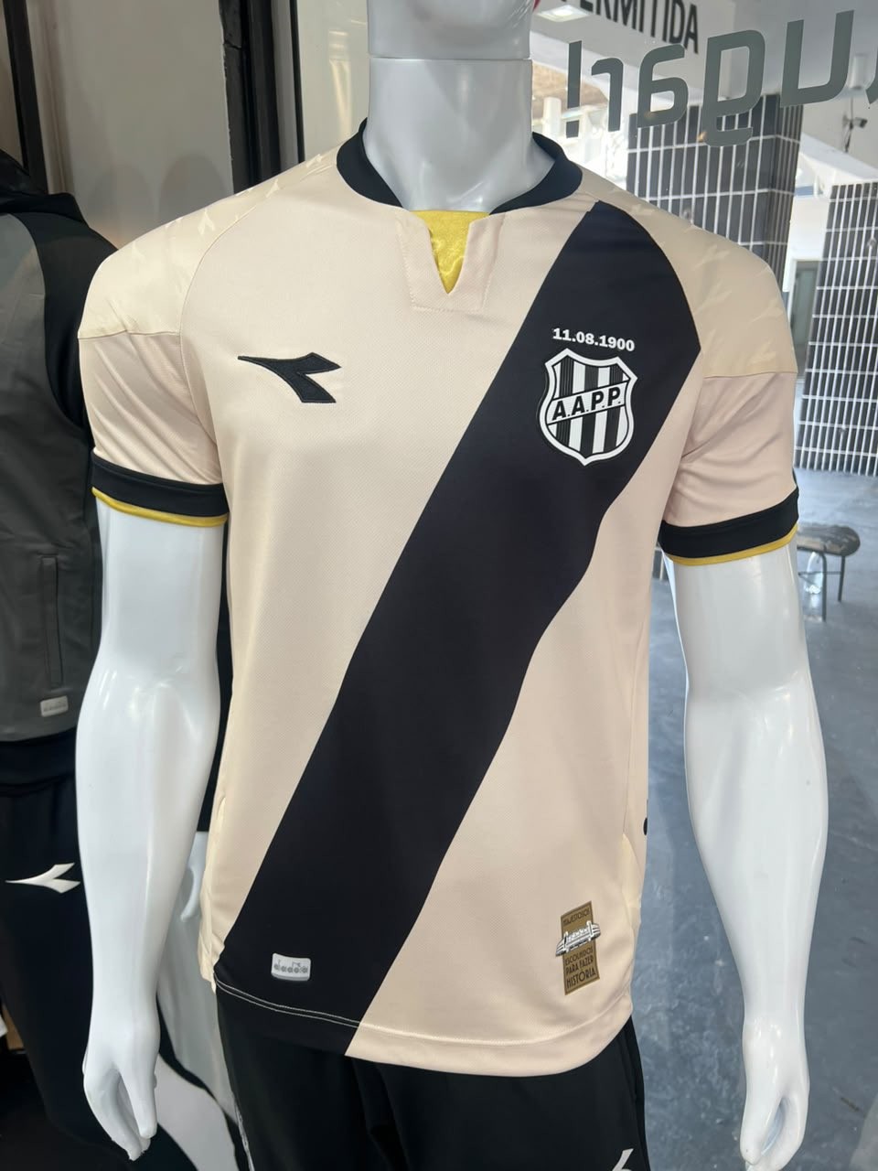 Ponte lança camisa com referência ao título da Série C dias depois de cair na Série B