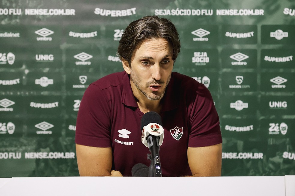 Zubeldía reclama da arbitragem na coletiva — Foto: Lucas Merçon/FFC