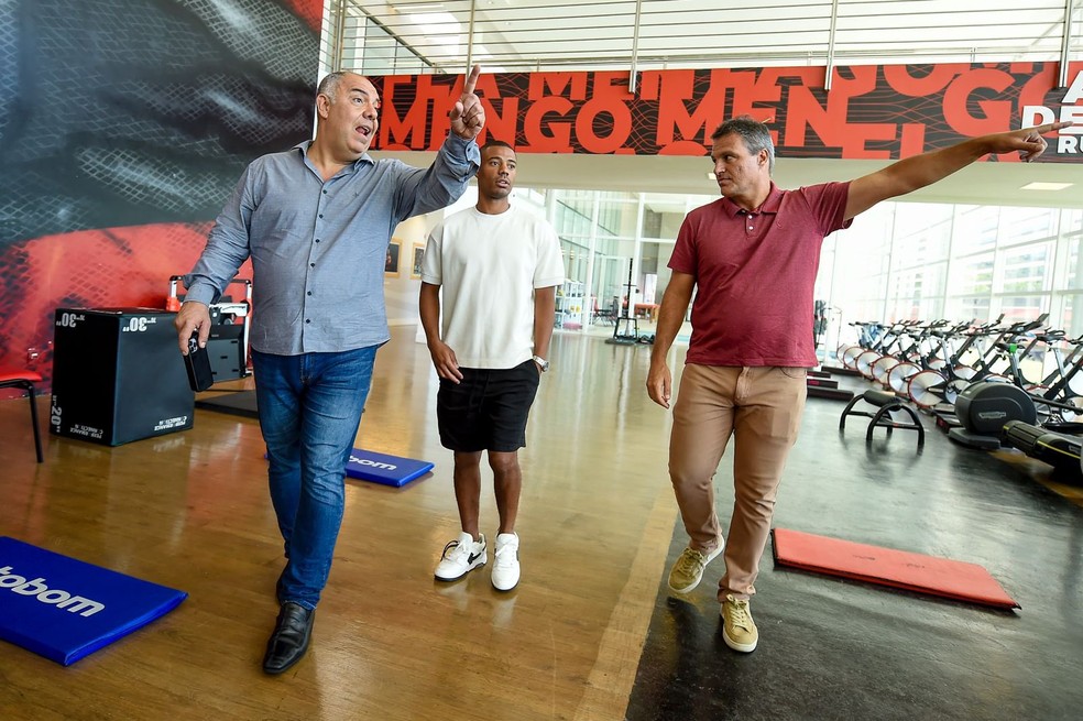 De La Cruz com Marcos Braz e Bruno Spindel no Ninho do Urubu — Foto: Marcelo Cortes / CRF