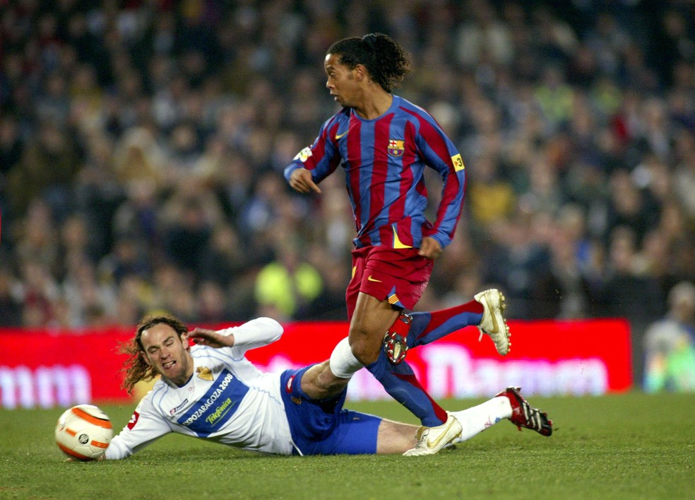 Gabriel Milito e Ronaldinho Gaúcho em Zaroga x Barcelona — Foto: Getty Imagens