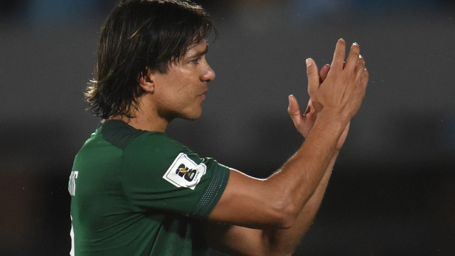 Emocionado, Marcelo Moreno deixa o campo em seu último jogo pela Bolívia, na derrota para o Uruguai