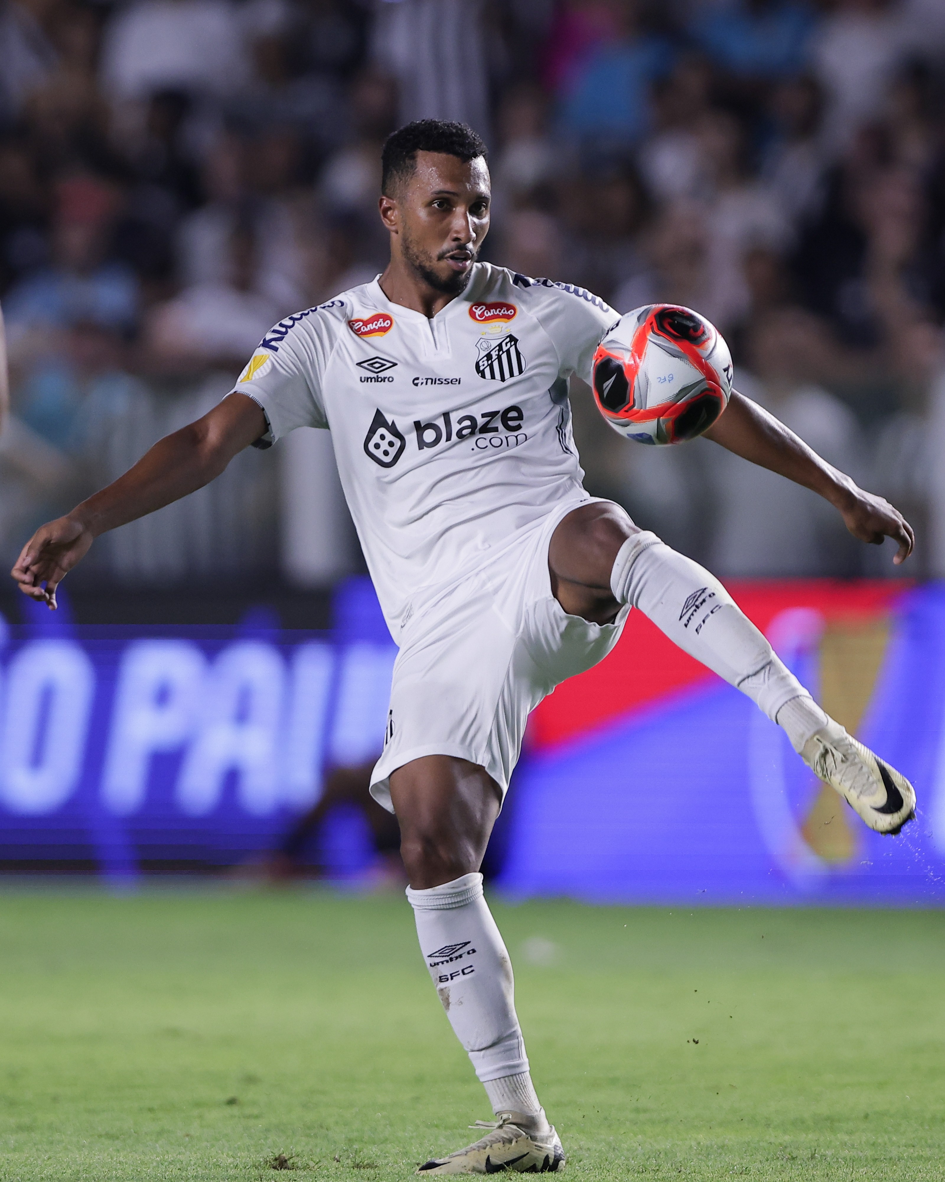 Vasco tem negociações para contratar Lucas Braga, do Santos