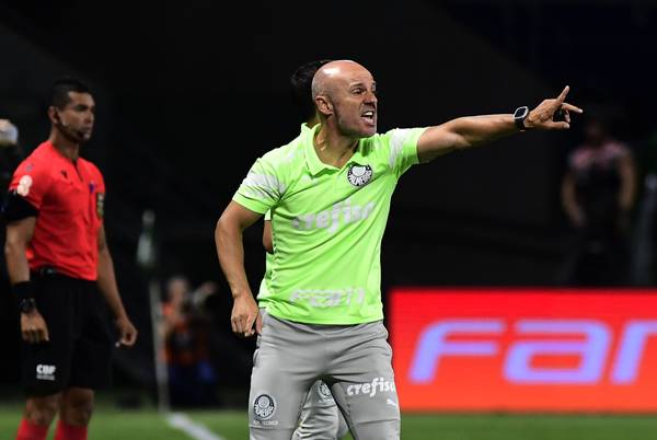 Auxiliar elogia Palmeiras em goleada e não quer secar rivais: 