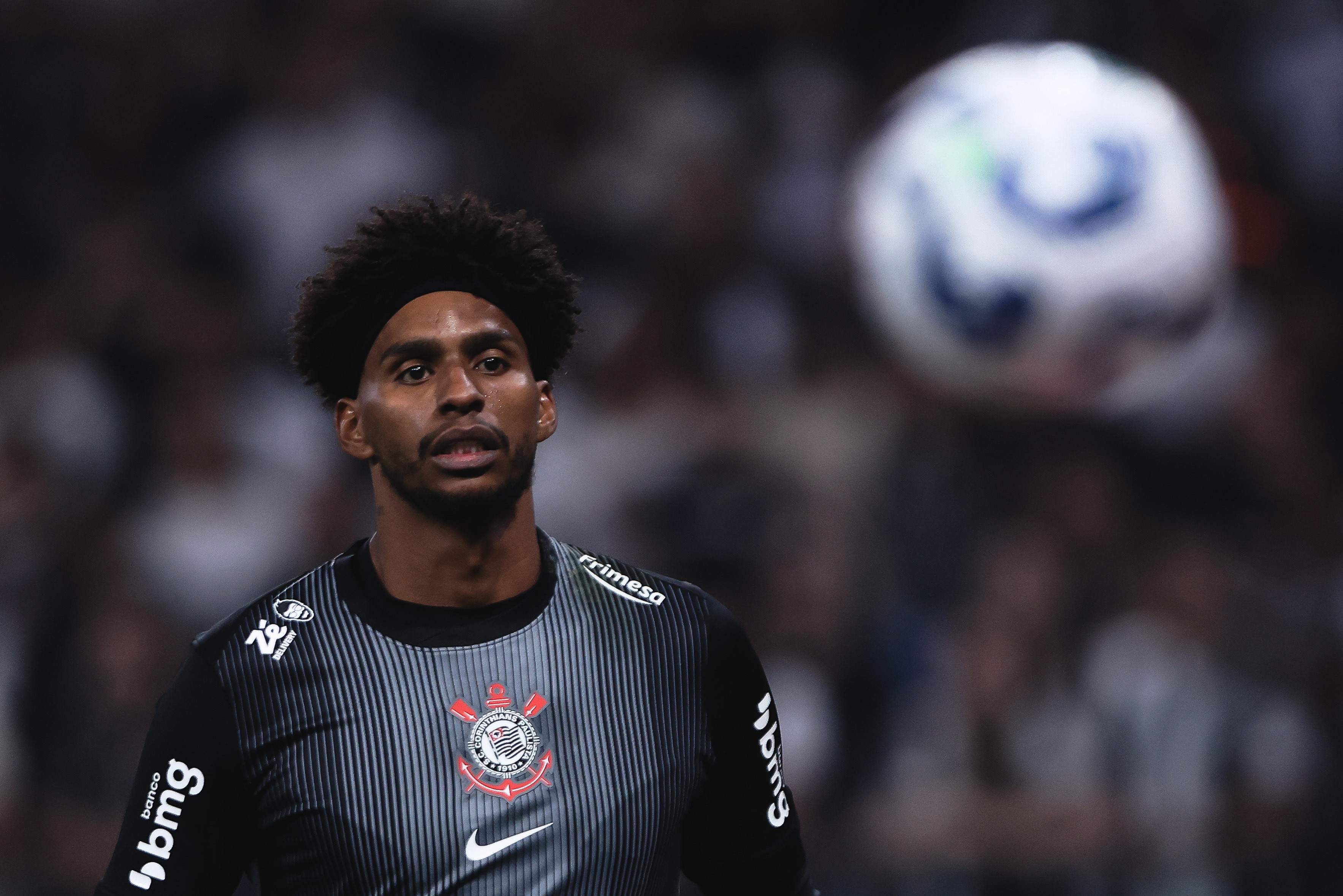 Situação critica no Timão: Hugo Souza admite lesão no ombro e pode ser cortado contra o Vitória