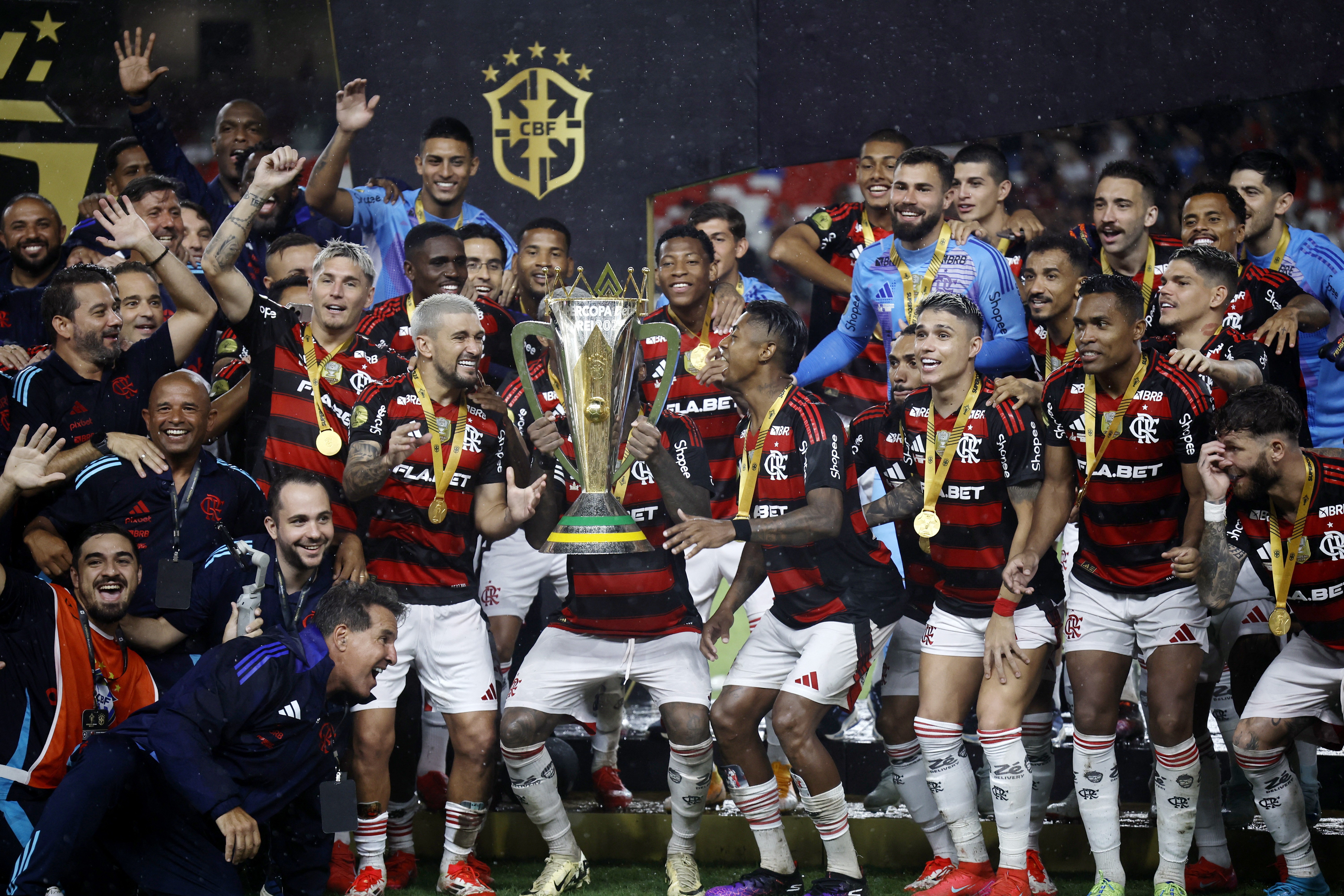 Flamengo prioriza Brasileirão 2025 e vincula premiações ao título do time.