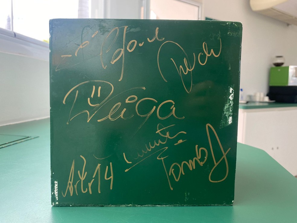 Jogadores assinaram cofre do Palmeiras no Brasileirão de 2023 — Foto: Gabriel Rigoni