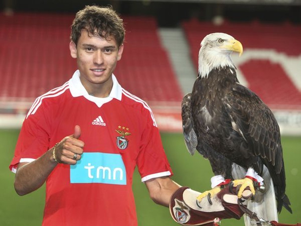 Keirrison bateu até aquela foto clássica com a águia do Benfica — Foto: Site oficial do Benfica