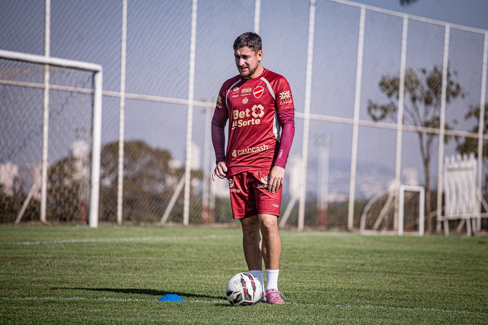 João Vieira em disputa de bola — Vila Nova