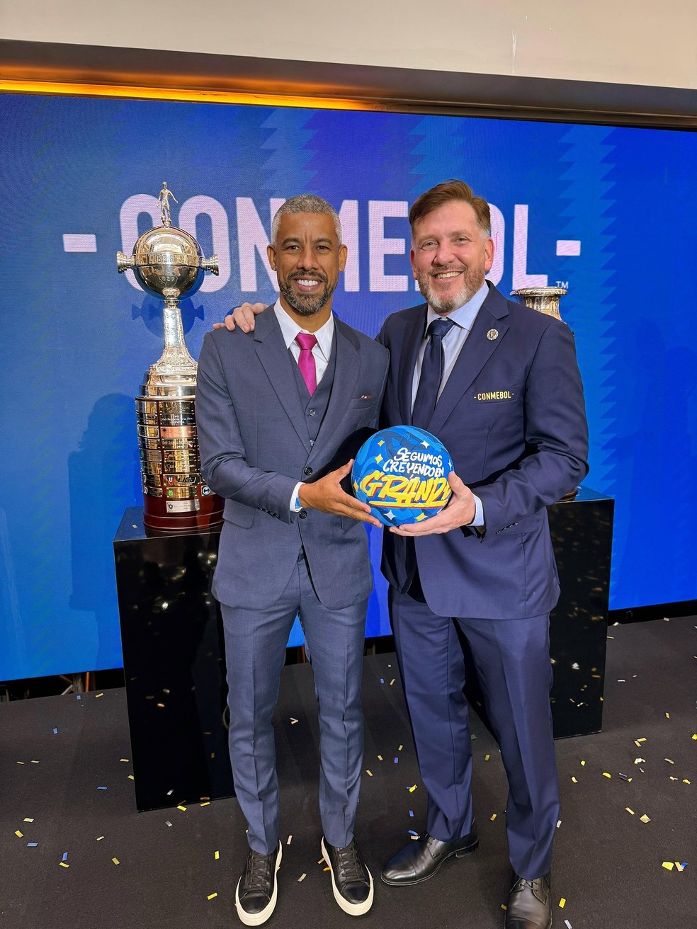 Léo Moura ao lado do presidente da Conmebol, Alejandro Domínguez — Foto: Divulgação