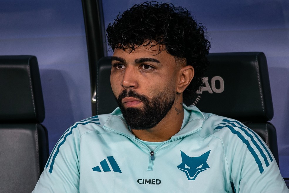 Gabigol no banco em jogo do Cruzeiro — Foto: Fernando Moreno/AGIF