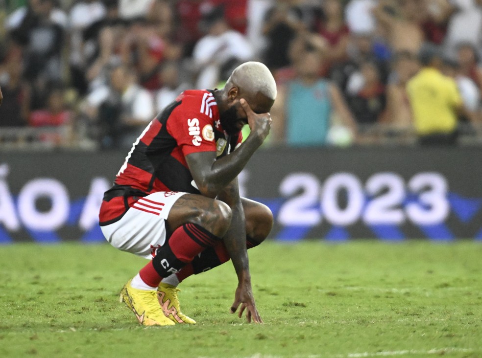 Gerson sente ombro no fim do jogo contra o Vasco &mdash; Foto: Andr&eacute; Dur&atilde;o