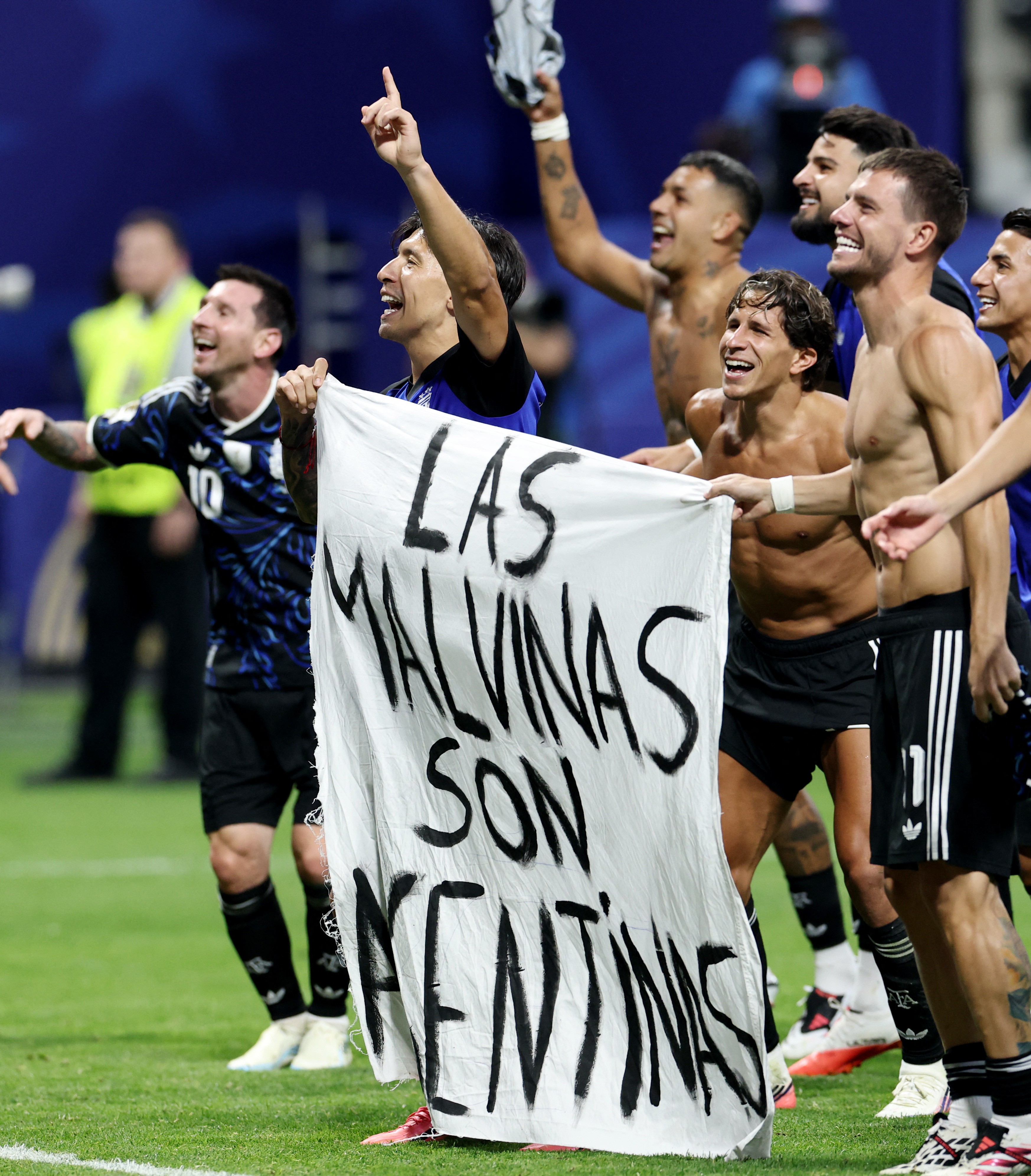"Argentina pode tudo": web reage à possível punição por faixa sobre as Malvinas