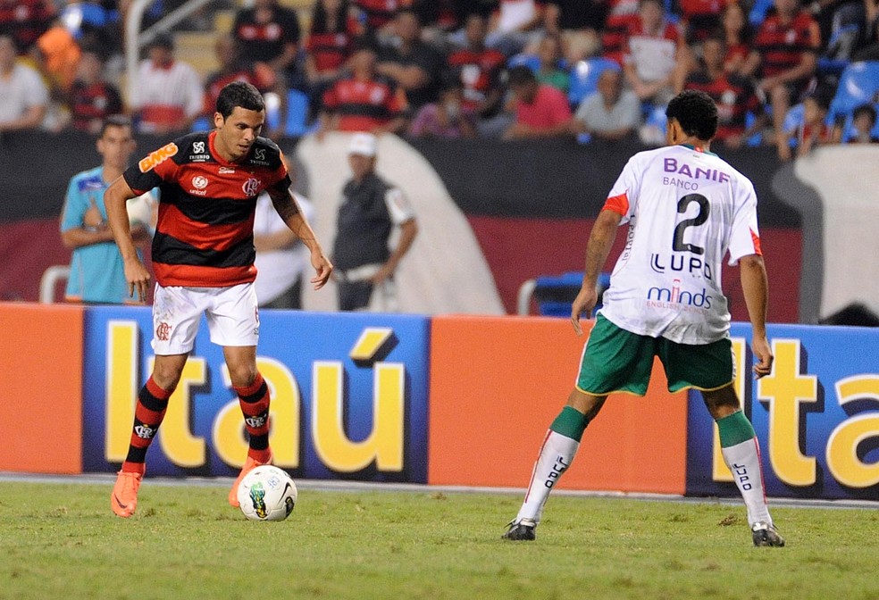 Ramon parte para cima da marcação em Flamengo x Portuguesa, em 2012 — Foto: Alexandre Vidal/Flamengo