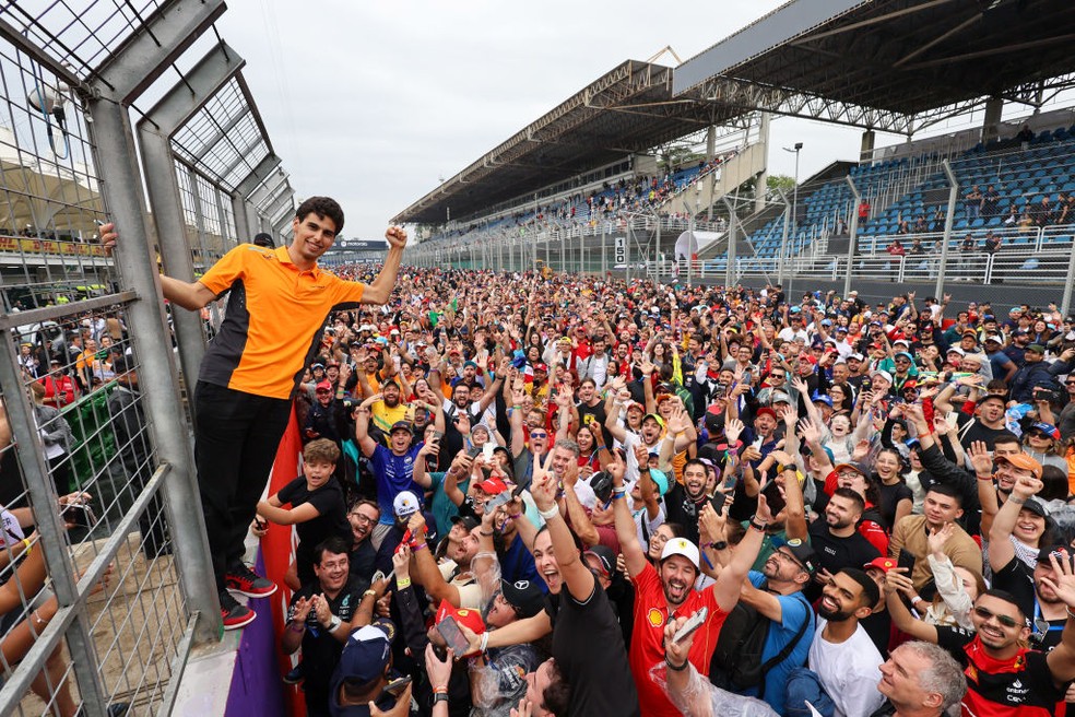 Gabriel Bortoleto interage com fãs no GP de São Paulo da F1 em 2024 — Foto: Alessio Morgese/NurPhoto via Getty Images