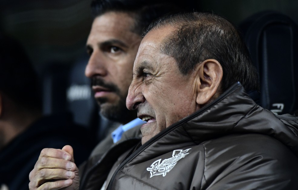 Ramón e Emiliano Díaz (ao fundo) alinham discurso por mais reforços no Corinthians — Foto: Marcos Ribolli