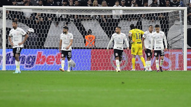 Corinthians sofre gol do Newell's Old Boys no fim do primeiro tempo