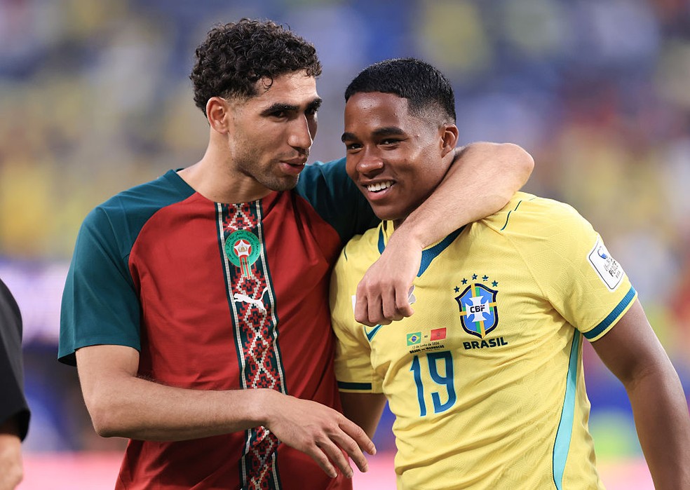 Endrick em conversa com Hakimi — Endrick titular