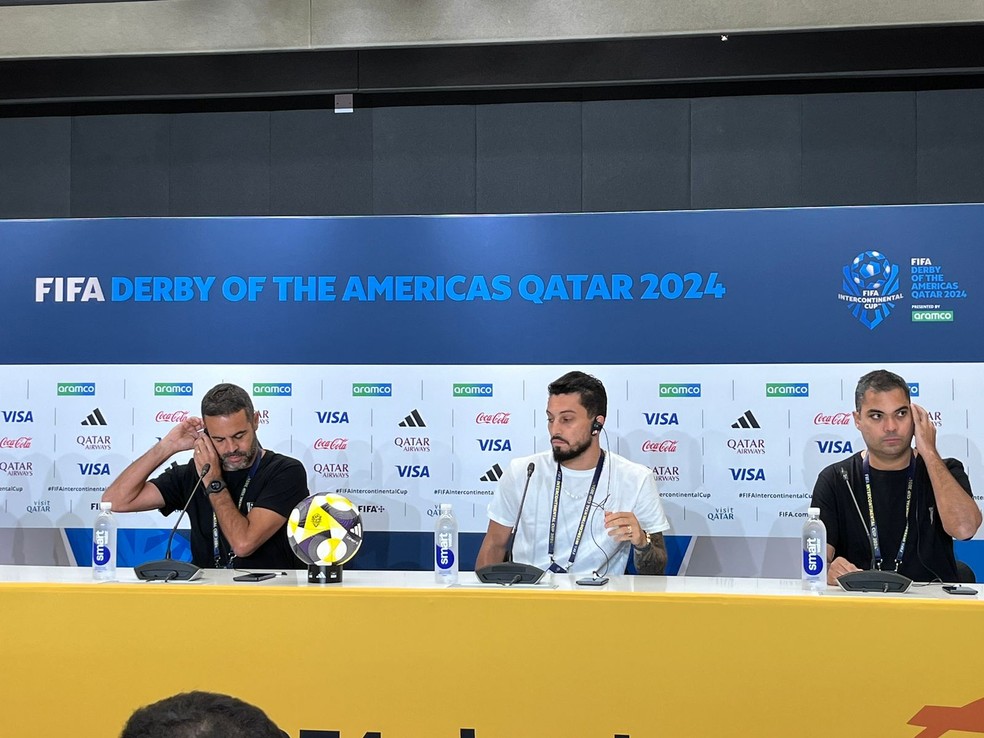 Artur Jorge e Alex Telles - Botafogo em Doha — Foto: Sérgio Santana