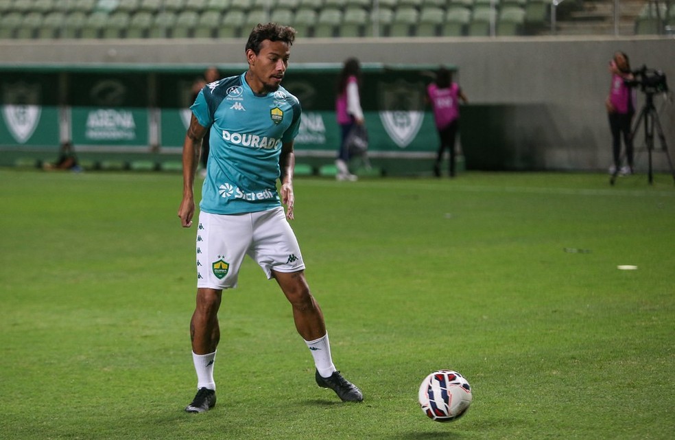 Ruan Oliveira foi relacionado contra o Athletic, mas não entrou em campo — Foto: AssCom Dourado