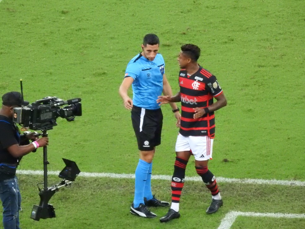 Bruno Henrique sai de campo e reclama da expulsão em Flamengo x Millionarios — Foto: Fred Gomes