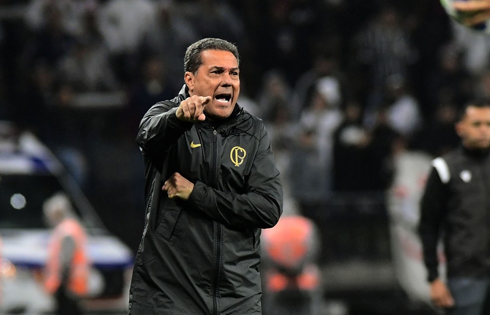 Corinthians de Luxa mudou de direção após duas eliminações e tenta evitar a terceira — Foto: Marcos Ribolli