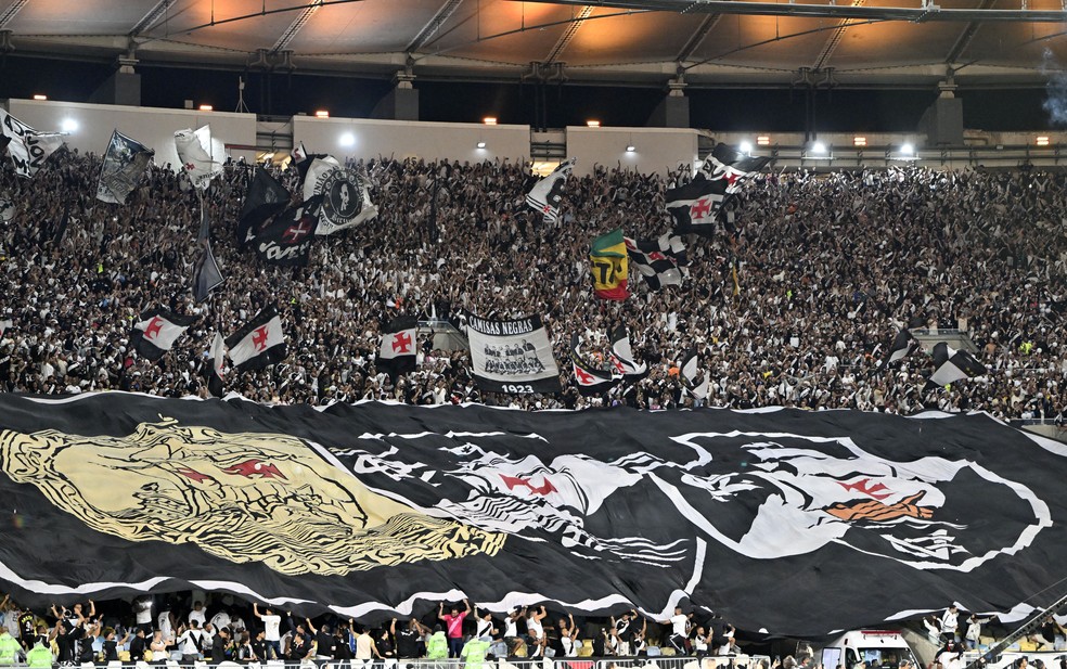Torcida do Vasco celebra vitória em clássico contra o Fluminense no Maracanã